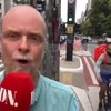 Zweedse reporter op straat