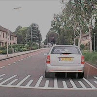 Een mafkees vervoert drie kinderen in de kofferbak van zijn/haar auto.