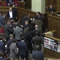 Oekraiense premier uit parlement gejorist