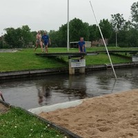 Gescheurde mossel op fierljepbaan