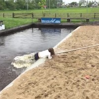 Meiske glijdt van paal