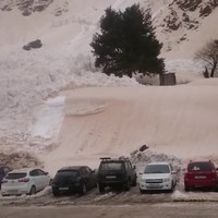 Lawine ruimt parkeerplaats op