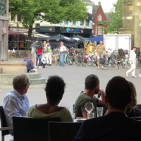 Laffe badslipper zoekt ruzie met coole fietsmeneer