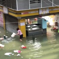 Straatje vegen bij overstroming