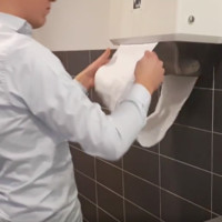 Jongen wast handen