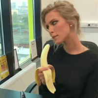 Dom wijf doet banaan eten