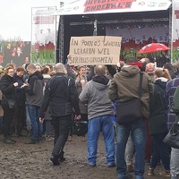 Kijk mijn juf staat daar!