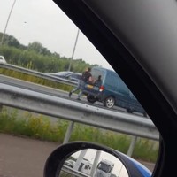 Auto over de A2 duwen