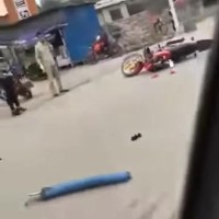 Stoere jongen op de motor