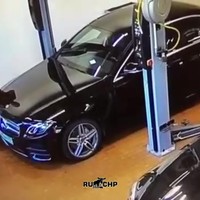 Kunst- en vliegwerk in de garage