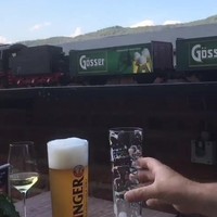 Daar komt de bier trein!