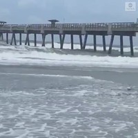 Kitesurfer maakt het beste van de situatie