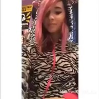 Meisje legt RAWR uit