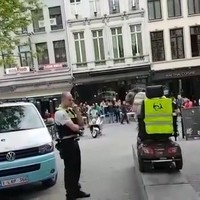 Gele hesjes met groot materiaal in Antwerpen