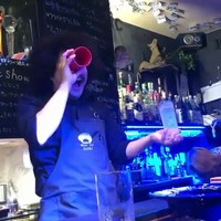 Tovenaar achter de bar