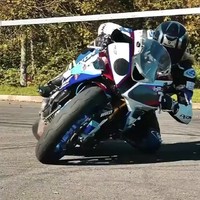 Motorrijder doet oefeningen