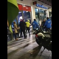 Mevrouw is boos op politiemotor