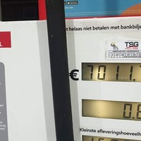 Benzineprijs door het dak