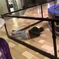 Trampolinespringen van de 1e etage