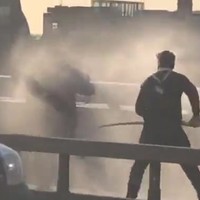 Terrorist te lijf gaan met narwalhoorn en brandblusser