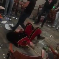 Zwarte Piet mept zwarte pinata