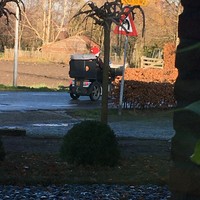 Postbode in kerstsfeer