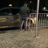 Pissen tegen de taxi
