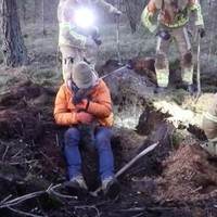 Brandweer redt hondje uit konijnenhol