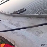 Peuter valt in het water