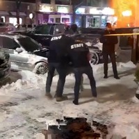 Dronken pislulletje haalt uit naar uitsmijter