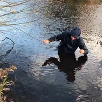 Inbreker in sloot