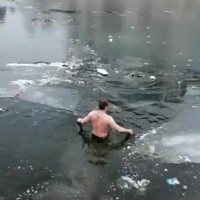 IJskoude eindbaas redt hond uit rivier