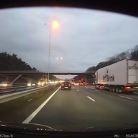 Totale AudiLul haalt rechts in en snijdt af