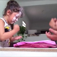 Vader en dochter spelen rock, paper, scissors