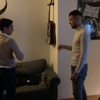 Grote speler probeert 360-graden tik uit