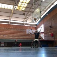 Rolstoelbasketballert met skills
