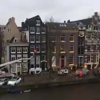 Boom valt op pand aan Singel