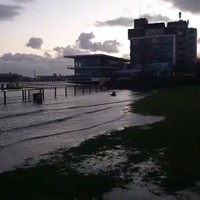 Auto rijdt de water in