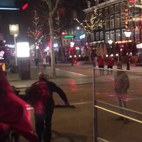 Toeristje draait door in Amsterdam