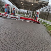 Gevelbelettering waait van Esso Baarn