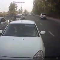 Beunhaas probeert langs de file te sneaken