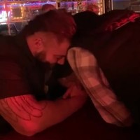 Potje armpje drukken in de kroeg