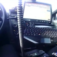 Agent redt chauffeur uit brandende truck