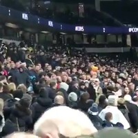 Voetballer stormt tribune op