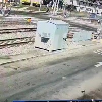 BMW'ert moet de trein halen