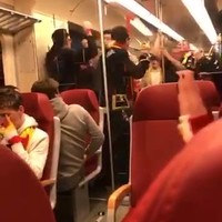 High kick in de trein