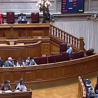 Ondertussen in het Portugese parlement