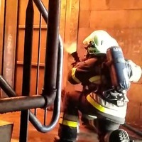 Brandweerman vs vlammen