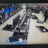 Man met de hamer gaat winkelen