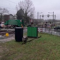 Vuilniswagen op het spoor